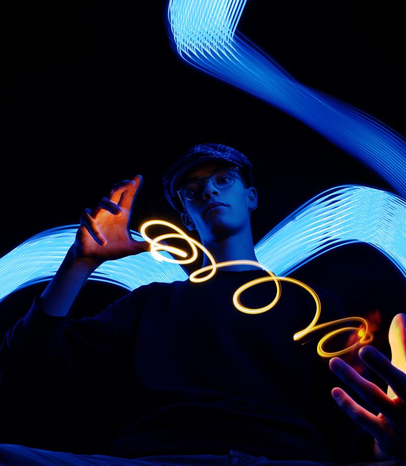 Portrait mit Lichtmalerei in Elektroblau und Gold