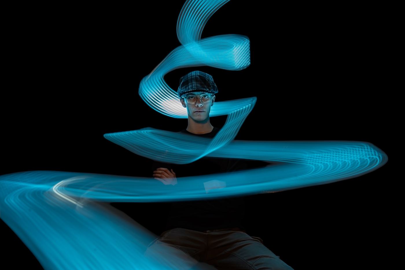 Experimentelles Portrait mit blauer Lichtmalerei