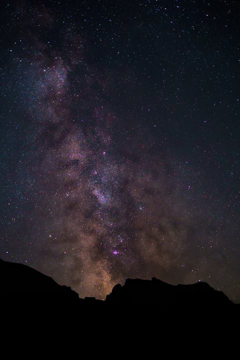 Milchstrasse über einer Bergsilhouette bei Nacht