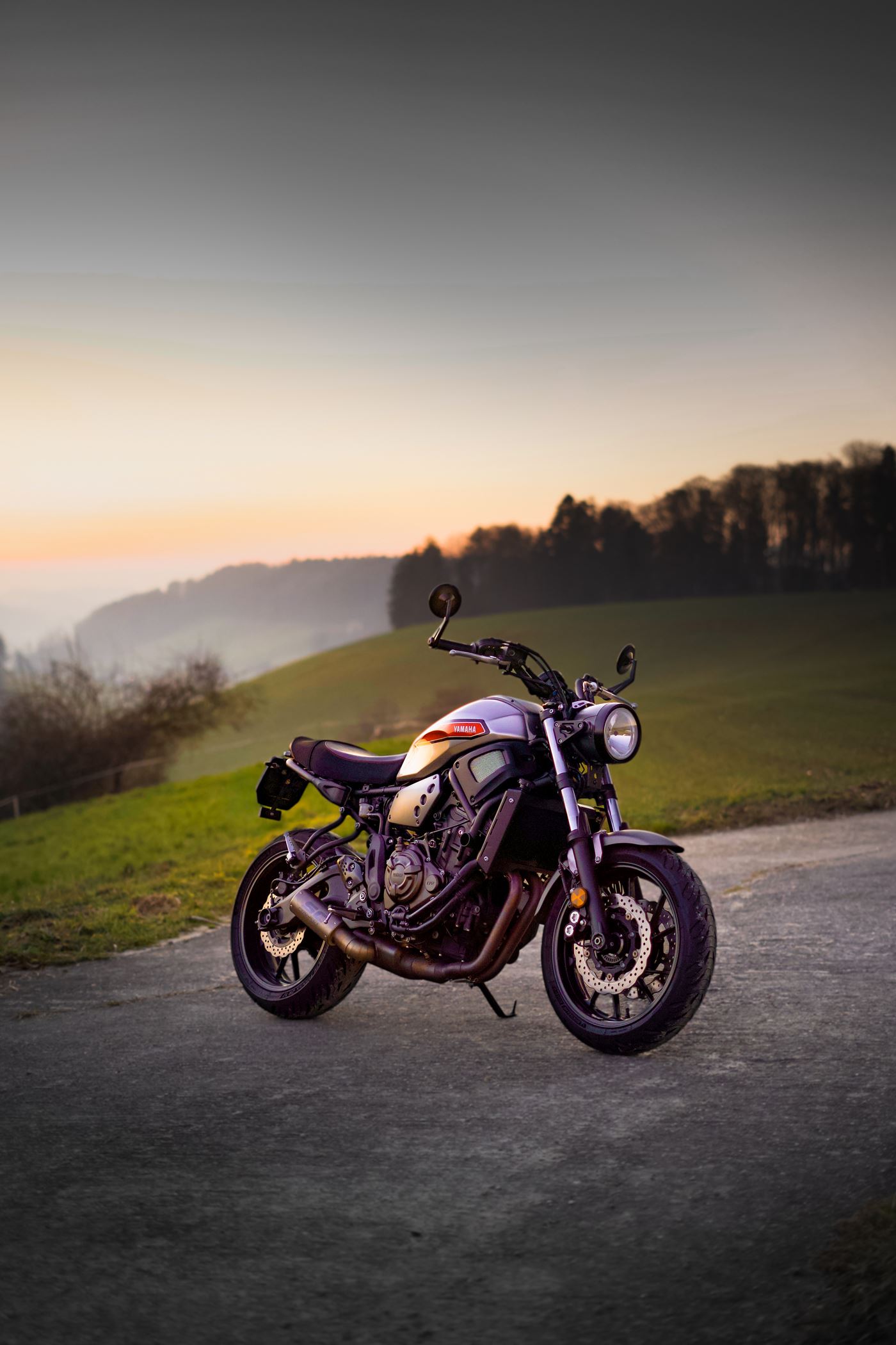 Motorrad in der Abenddämmerung, fertig bearbeitet
