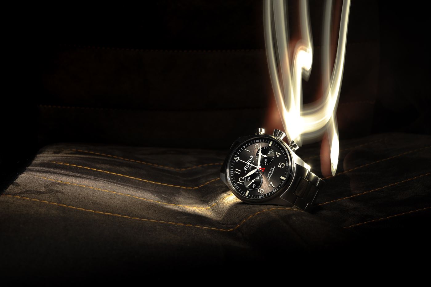 Alpina-Uhr auf Leder, inszeniert mit einer Lichtspur