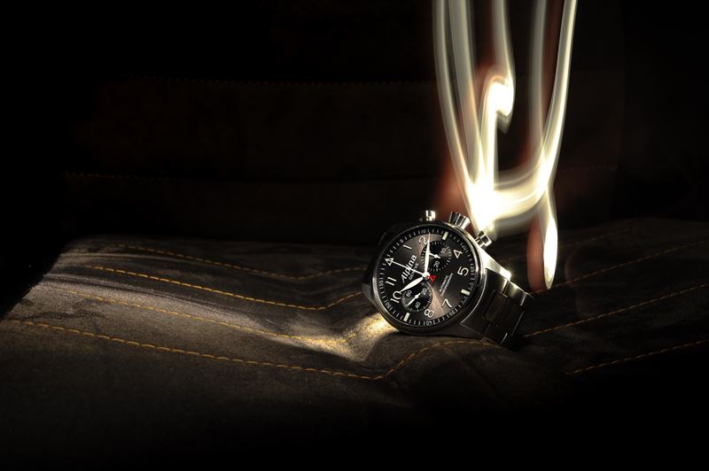 Alpina-Uhr auf Leder, inszeniert mit einer Lichtspur